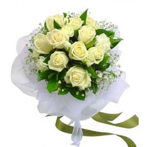 12 Pieces White Roses Bouquet